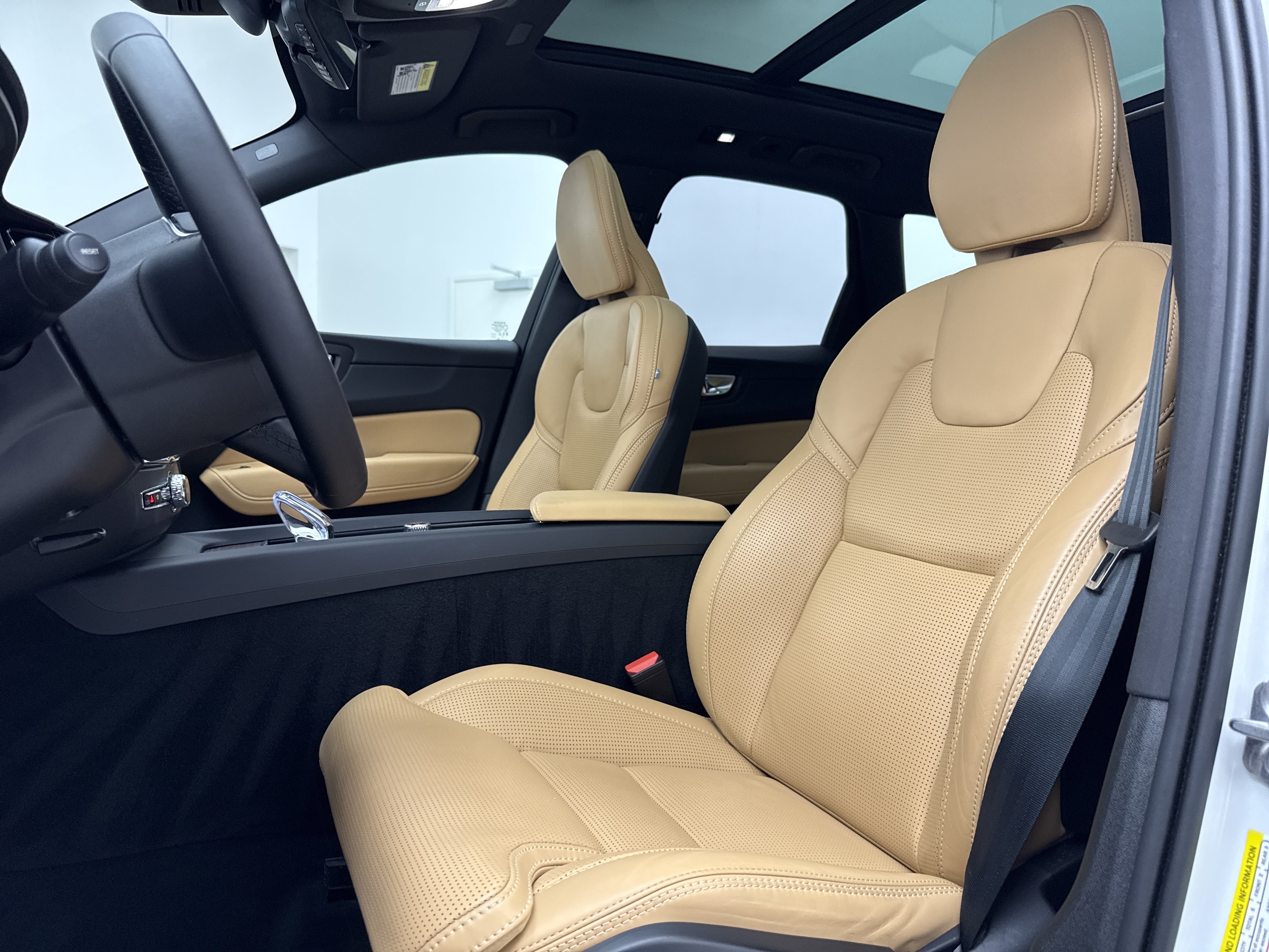 Certified 2025 Volvo XC60 B5 Ultra w/ Protection Package Premier AWD/4WD image 14