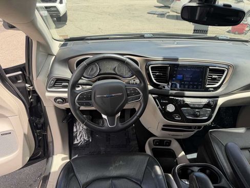 Used 2017 Chrysler Pacifica Touring-L w/ Tire & Wheel Group FWD image 20