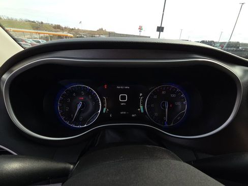 Used 2023 Chrysler Pacifica Touring-L image 16