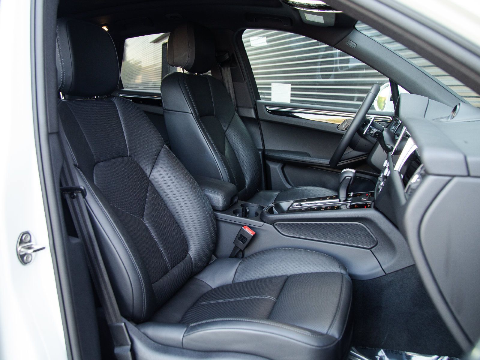 Certified 2026 Porsche Macan AWD/4WD image 26
