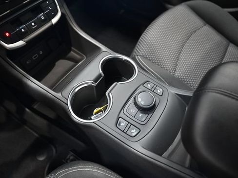 Used 2022 GMC Terrain SLE w/ Driver Convenience Package FWD image 18