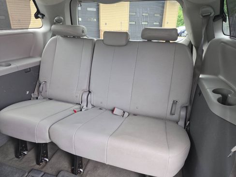 Used 2015 Toyota Sienna XLE FWD image 25