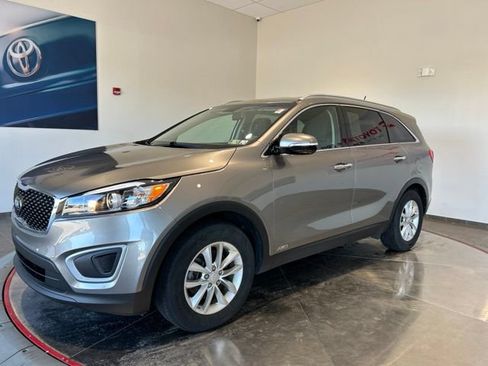Used 2017 Kia Sorento AWD image 2
