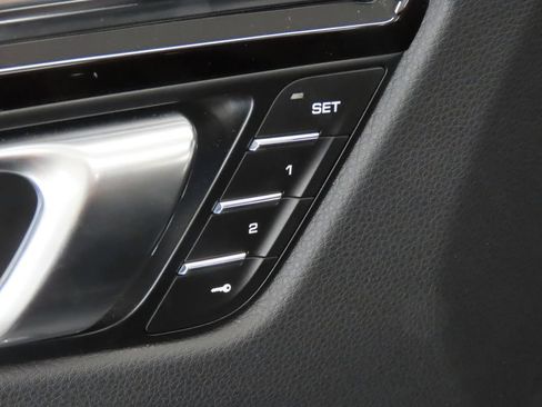 Certified 2025 Porsche Macan AWD/4WD image 35