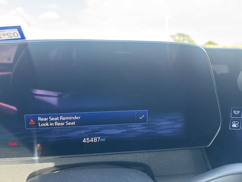 Used 2025 Chevrolet Traverse LT image 48