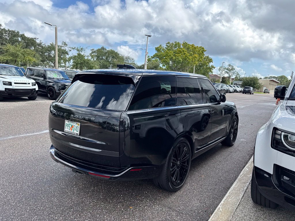 Used 2025 Land Rover Range Rover SE AWD/4WD image 3