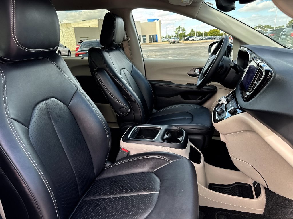 Used 2024 Chrysler Pacifica Touring-L FWD image 24