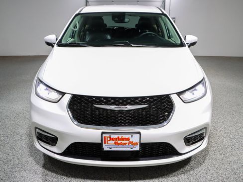 Used 2023 Chrysler Pacifica Touring-L FWD image 4