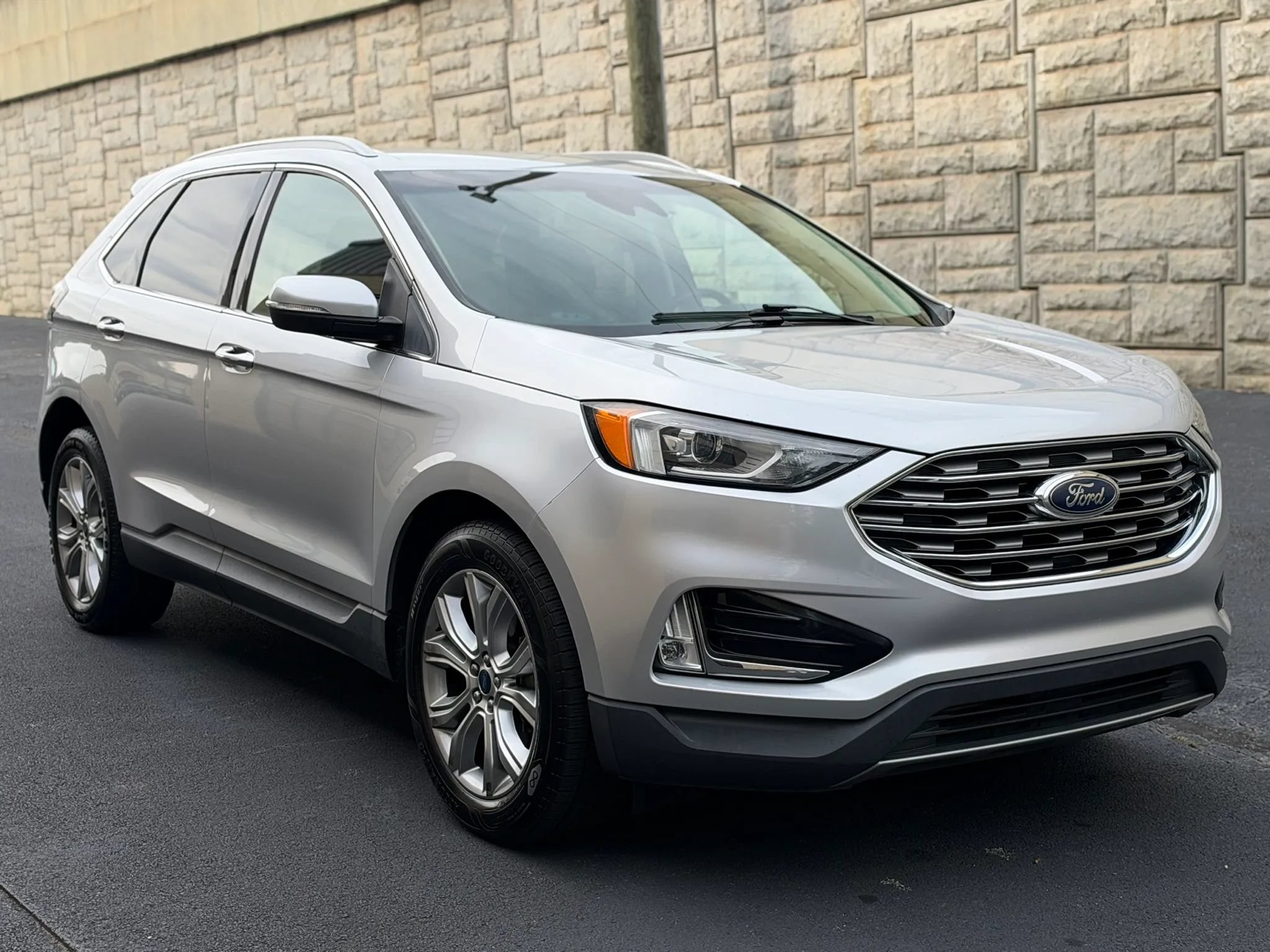 Used 2019 Ford Edge Titanium FWD image 5