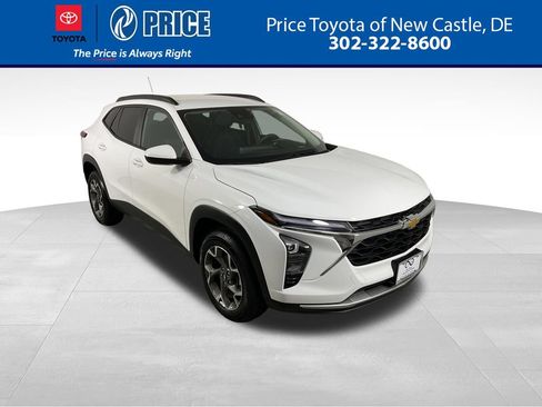 Used 2025 Chevrolet Trax LT FWD image 1