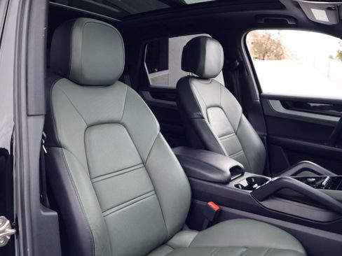 Certified 2024 Porsche Cayenne AWD/4WD image 23