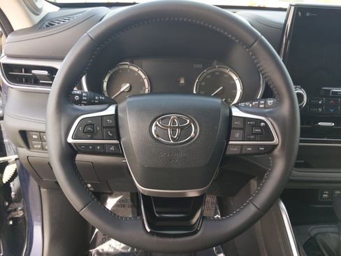 Certified 2022 Toyota Highlander Platinum image 18
