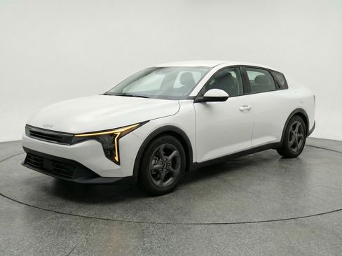 Used 2025 Kia K4 LXS image 3
