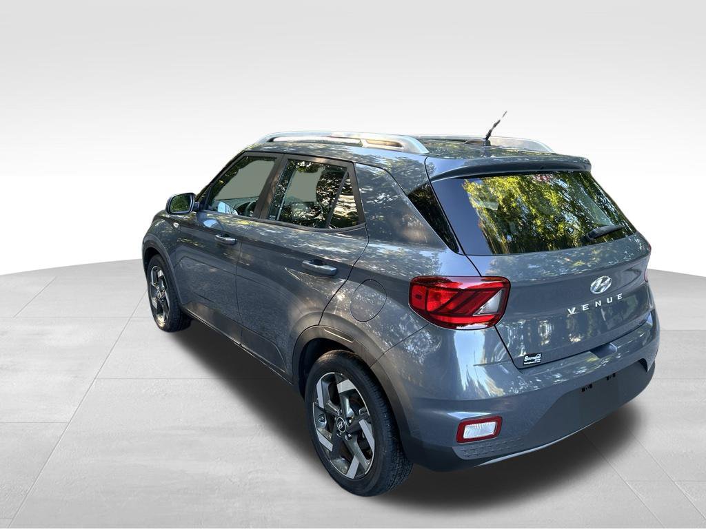 Used 2024 Hyundai Venue SEL FWD image 3