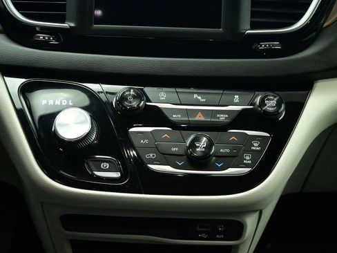 Used 2018 Chrysler Pacifica Touring Plus image 12