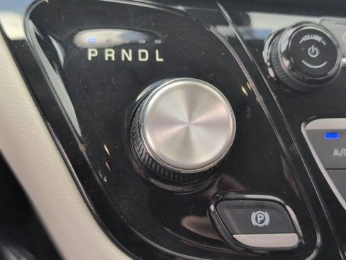 Used 2023 Chrysler Pacifica Touring-L FWD image 19