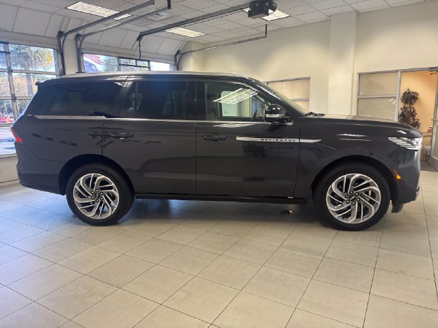Used 2025 Lincoln Navigator Reserve AWD/4WD image 8