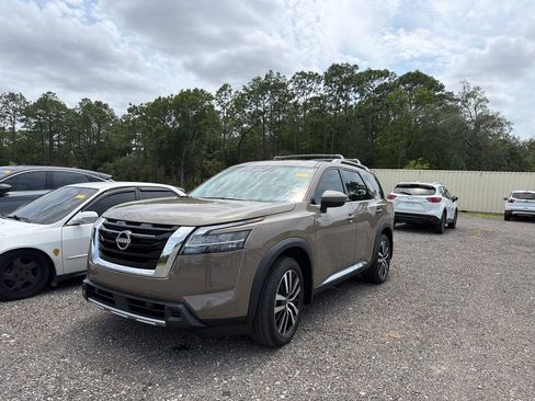 Used 2024 Nissan Pathfinder Platinum FWD image 1