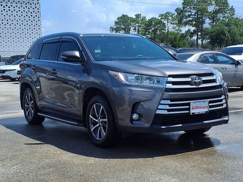 Used 2017 Toyota Highlander XLE AWD/4WD image 2