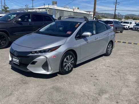 Used 2020 Toyota Prius Prime XLE image 2