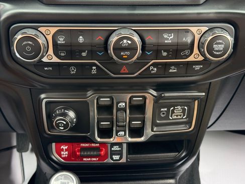 Used 2021 Jeep Gladiator Rubicon w/ Dual Top Group AWD/4WD image 16
