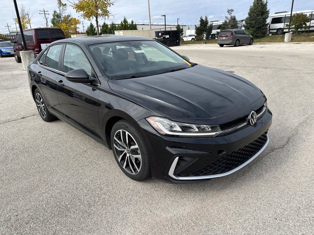 Used 2025 Volkswagen Jetta SE FWD image 4