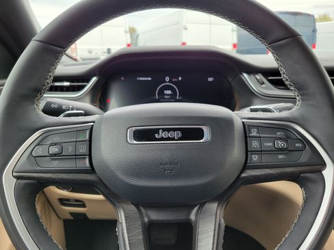 Used 2025 Jeep Grand Cherokee Limited AWD/4WD image 8