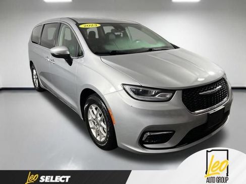 Used 2023 Chrysler Pacifica Touring-L FWD image 4