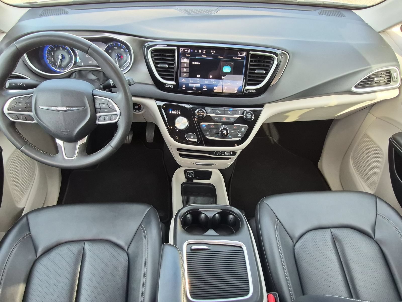 Used 2024 Chrysler Pacifica Touring-L FWD image 16