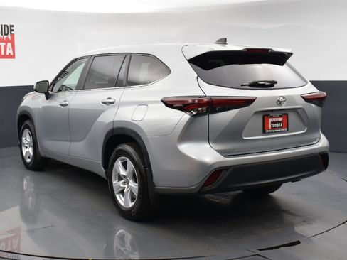 Used 2024 Toyota Highlander LE AWD/4WD image 3