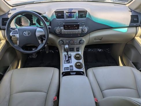 Used 2012 Toyota Highlander SE w/ Tow Pkg FWD image 17