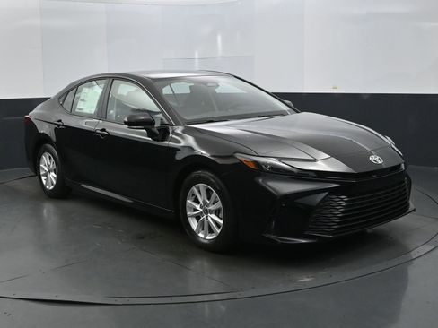 Used 2025 Toyota Camry LE image 7