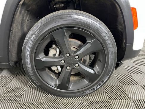 Used 2023 Jeep Grand Cherokee Altitude image 9