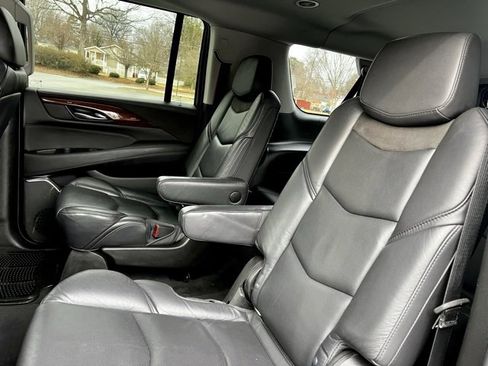 Used 2018 Cadillac Escalade ESV Luxury image 18