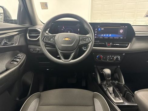 Used 2025 Chevrolet TrailBlazer LT AWD/4WD image 23