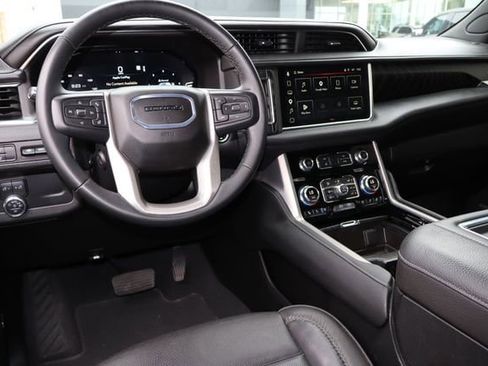 Used 2024 GMC Yukon XL Denali AWD/4WD image 5