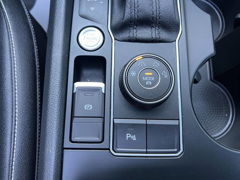 Used 2020 Volkswagen Atlas Cross Sport SE w/ Panoramic Sunroof Package image 30