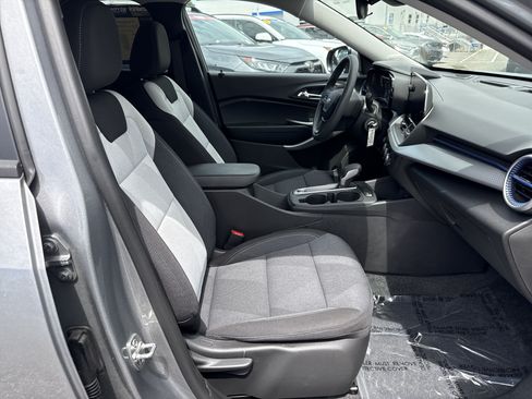 Used 2026 Chevrolet Trax LS w/ LS Convenience Package FWD image 33