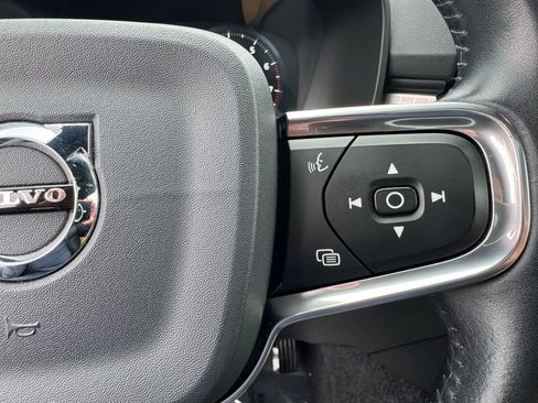 Used 2020 Volvo XC40 T5 Momentum w/ Protection Package Premier image 32