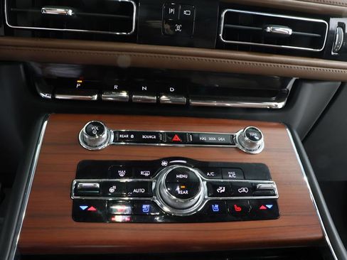 Used 2024 Lincoln Aviator Reserve w/ Equipment Group 201A image 11