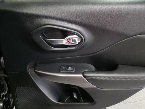 Used 2019 Jeep Cherokee Overland image 12