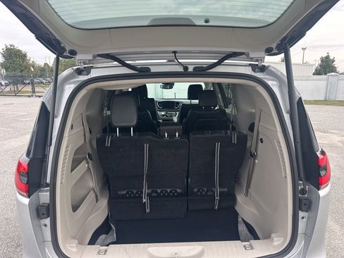 Used 2024 Chrysler Pacifica Touring-L image 11