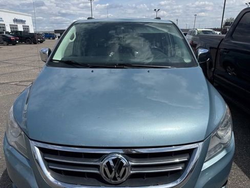 Used 2009 Volkswagen Routan SEL Premium FWD image 3