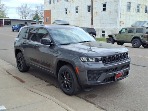 New 2026 Jeep Grand Cherokee Altitude AWD/4WD image 4