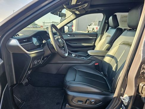 New 2025 Jeep Grand Cherokee L Limited w/ Black Appearance Package AWD/4WD image 11