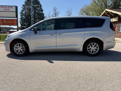 Used 2024 Chrysler Pacifica Touring-L FWD image 12