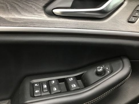 Used 2023 Jeep Grand Cherokee Limited w/ Luxury Tech Group II AWD/4WD image 7