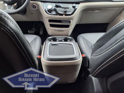 Used 2024 Chrysler Pacifica Select image 20