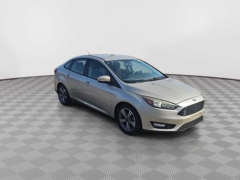 Used 2017 Ford Focus SE FWD image 2