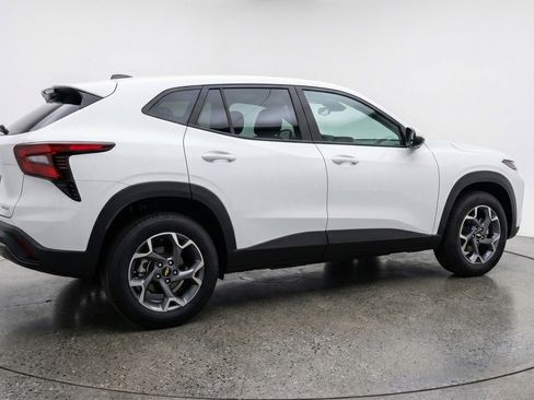 Used 2025 Chevrolet Trax LT w/ LT Convenience Package FWD image 9